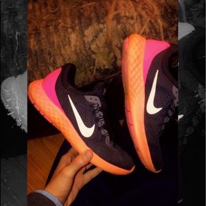 Size 7.5 women’s Nike skyelux shoes.